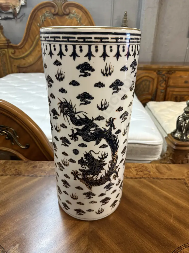 Chinese Porcelain Umbrella Stand With Dragon Motif Black/White With Gilding H49cm Image 1++