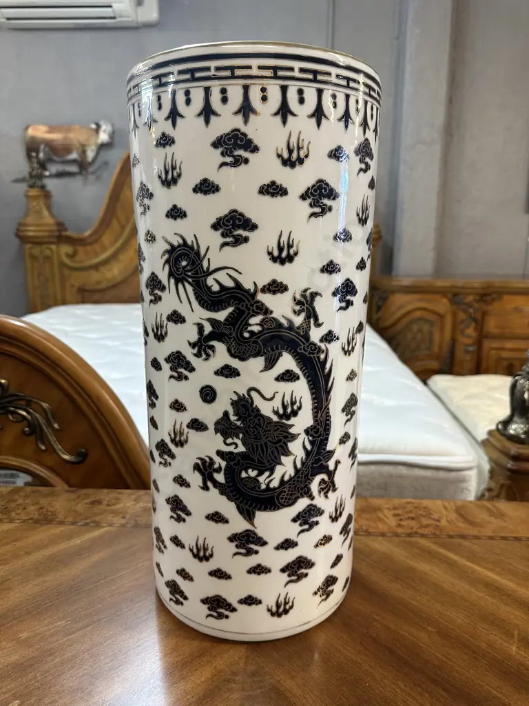Chinese Porcelain Umbrella Stand With Dragon Motif Black/White With Gilding H49cm Image 1++