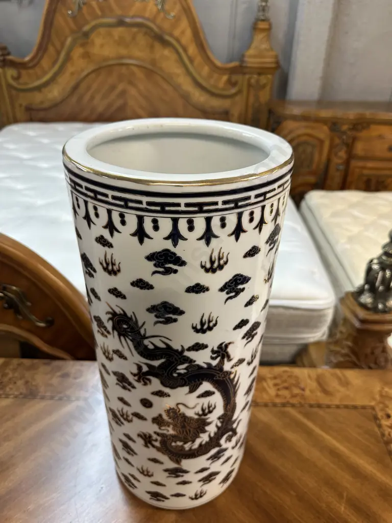 Chinese Porcelain Umbrella Stand With Dragon Motif Black/White With Gilding H49cm Image 1++