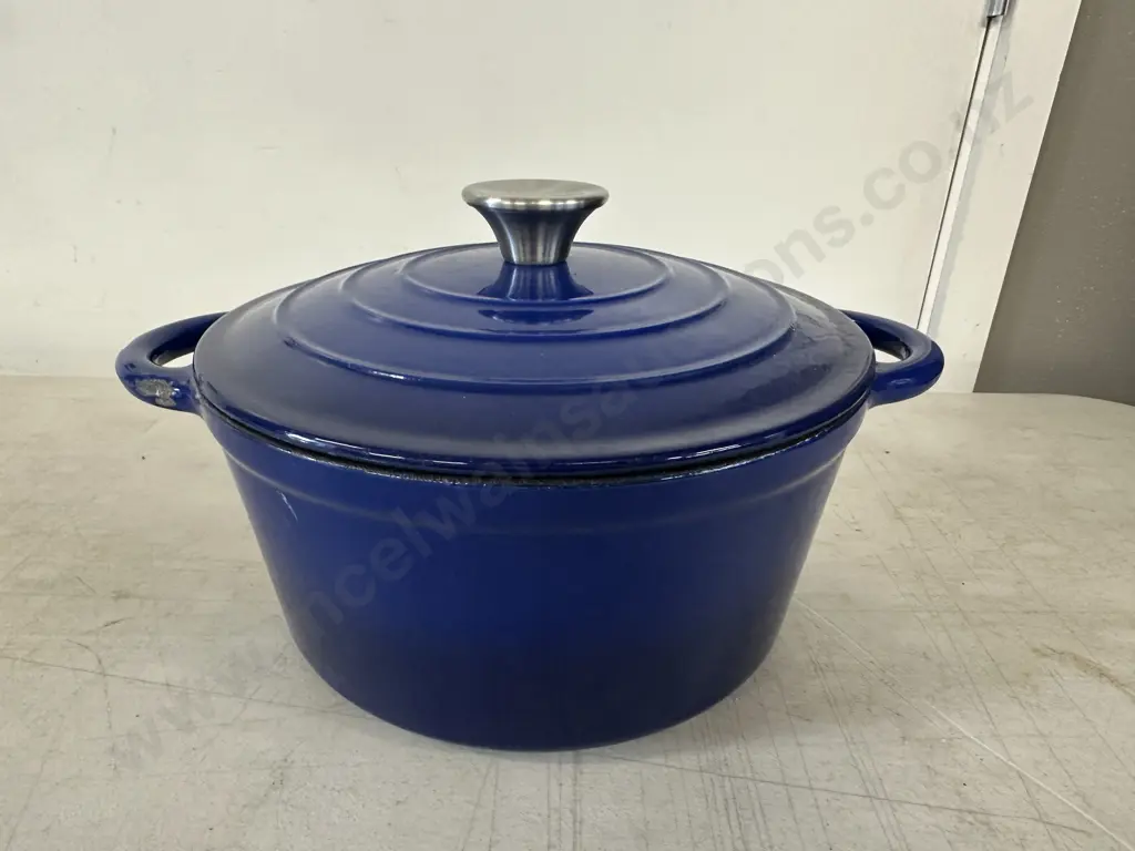 Navy Blue Enamel Cast Iron Lidded Casserole Dish Image 1++