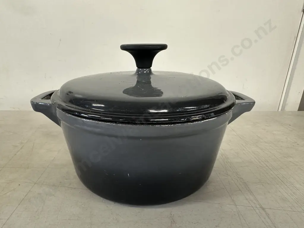 Grey/Black Double Handled Enamel Cast Iron Lidded Casserole Dish Image 1++