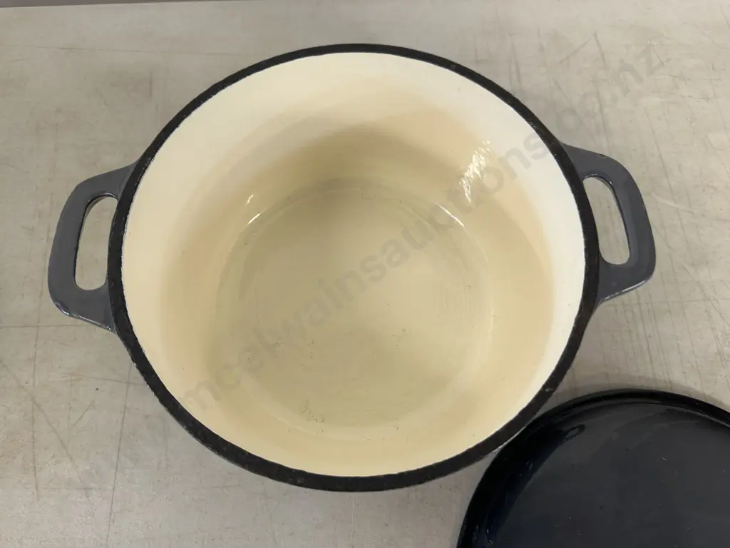 Grey/Black Double Handled Enamel Cast Iron Lidded Casserole Dish Image 1++