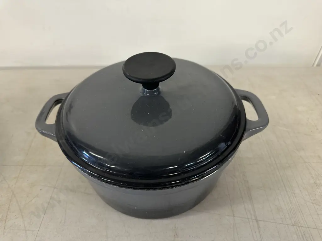 Grey/Black Double Handled Enamel Cast Iron Lidded Casserole Dish Image 1++