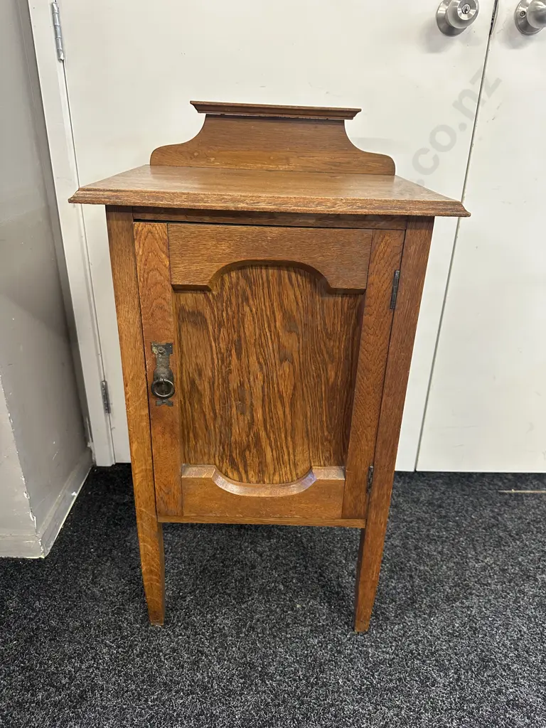 Vintage Arts & Crafts Bedside Cabinet H89,W48,D38cm. Image 1++
