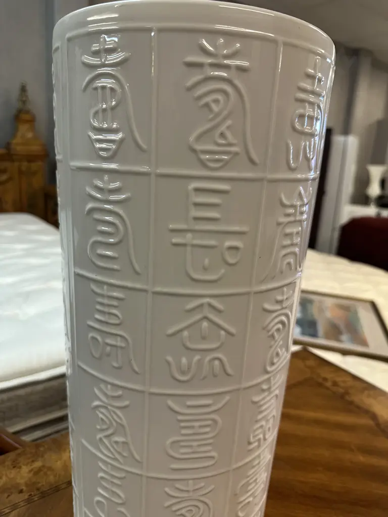 Cream Porcelain Umbrella/Walking Stick Vase With Relief Oriental Detail H49cm. Image 1++