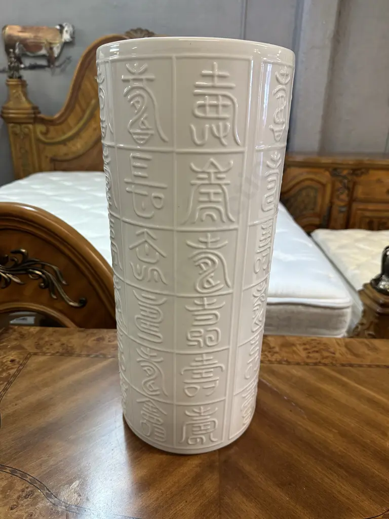 Cream Porcelain Umbrella/Walking Stick Vase With Relief Oriental Detail H49cm. Image 1++