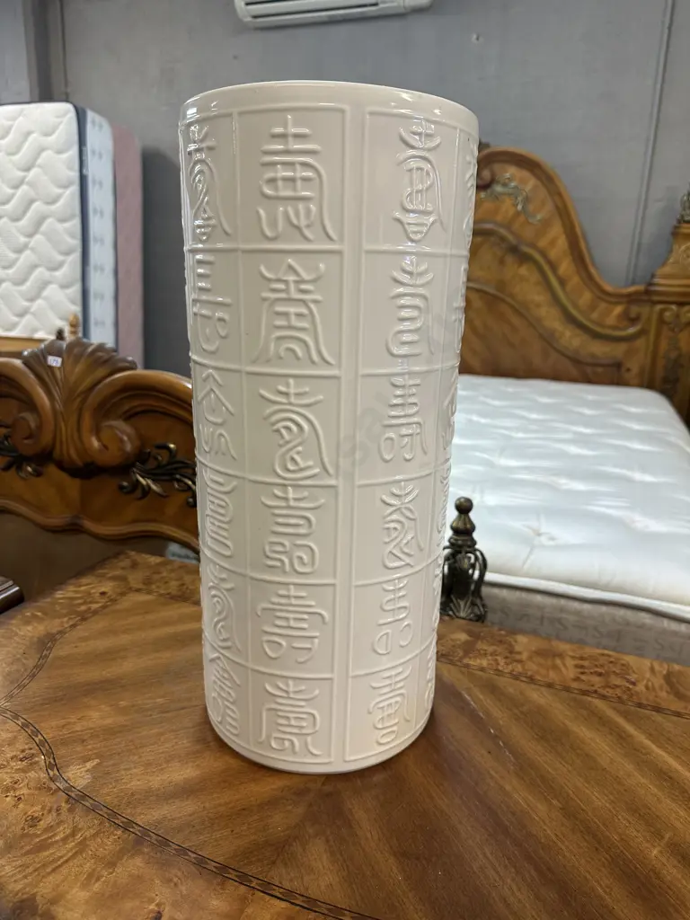 Cream Porcelain Umbrella/Walking Stick Vase With Relief Oriental Detail H49cm. Image 1++