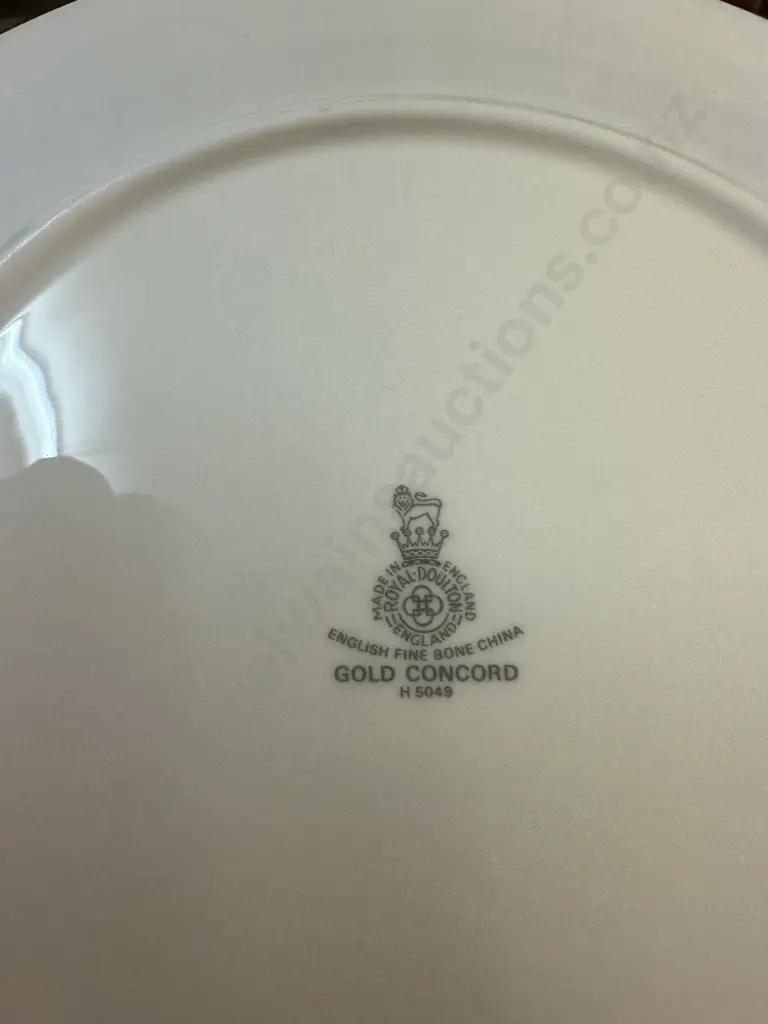 Royal Doulton Gold Concord 30 Piece Dinnerset - 6 Place Settings Image 1++