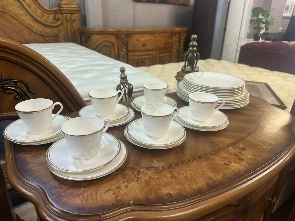 Royal Doulton Gold Concord 30 Piece Dinnerset - 6 Place Settings Image 1++