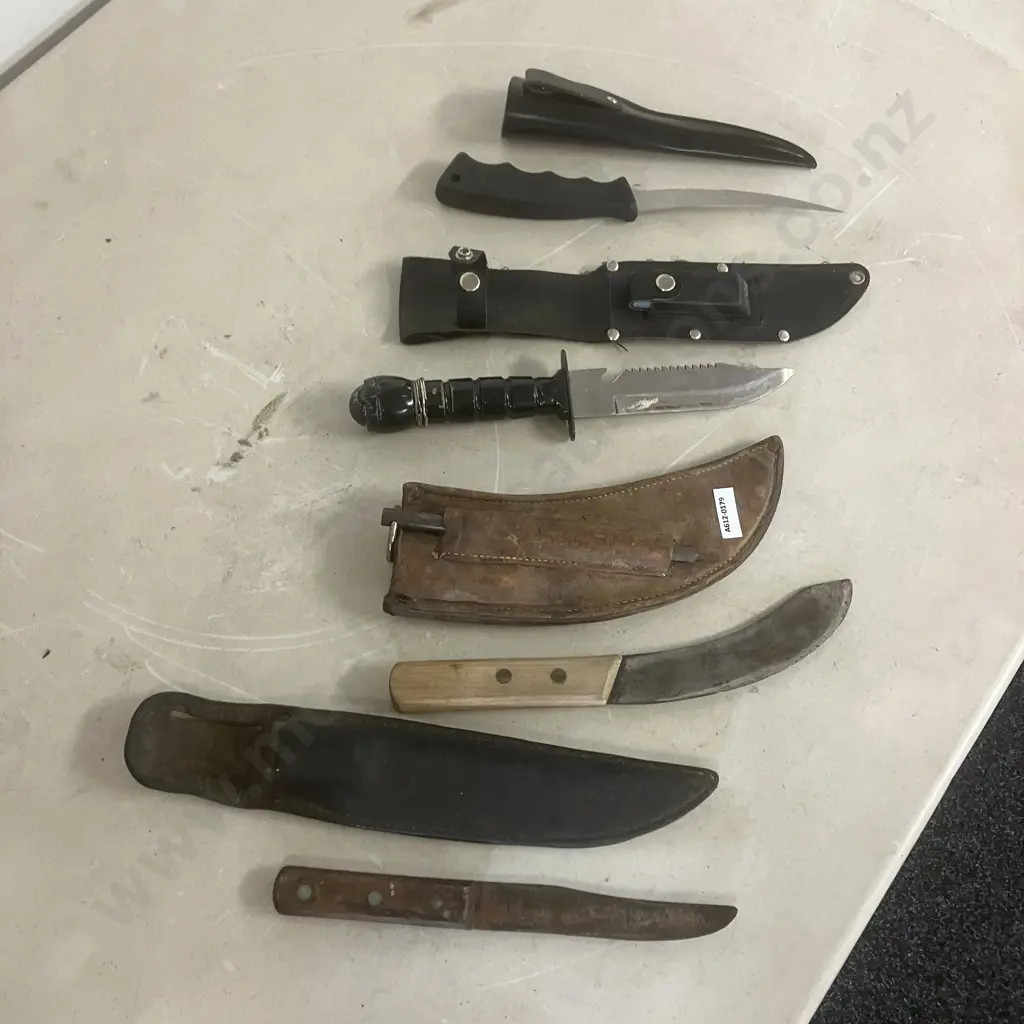 Lot of Four Knives With Sheaths Image 1++