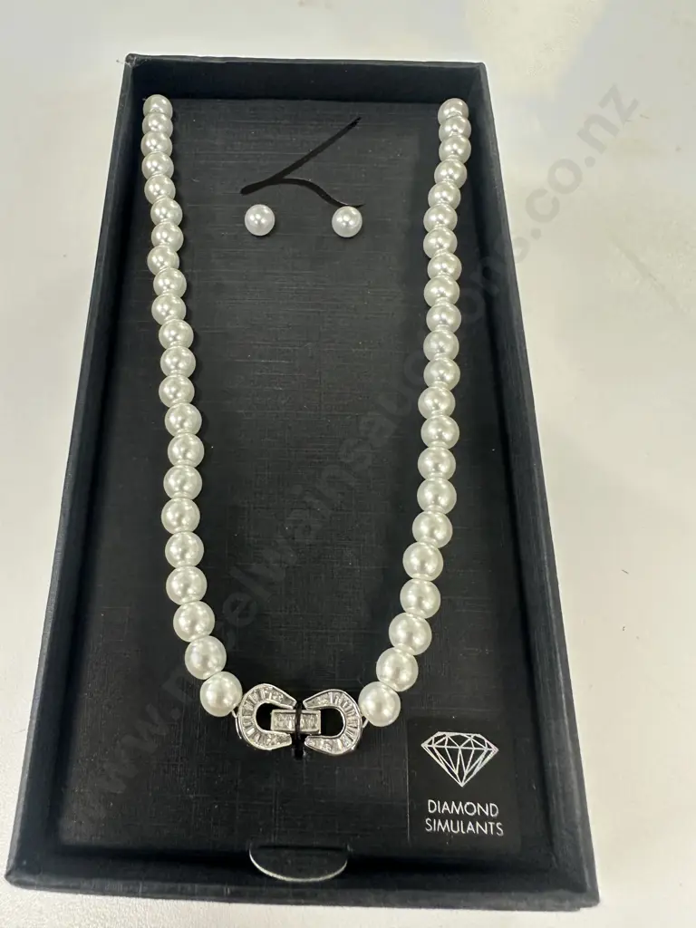 Lovisa Necklace & Earrings Image 1++