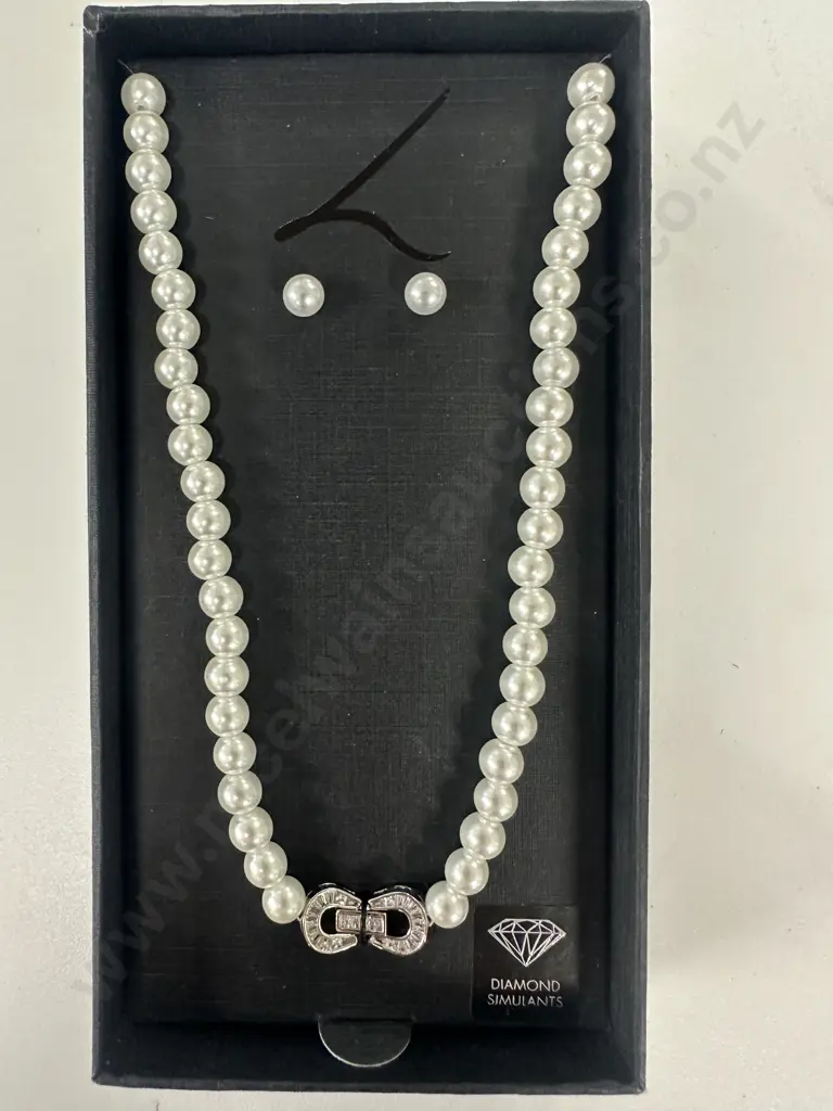 Lovisa Necklace & Earrings Image 1++