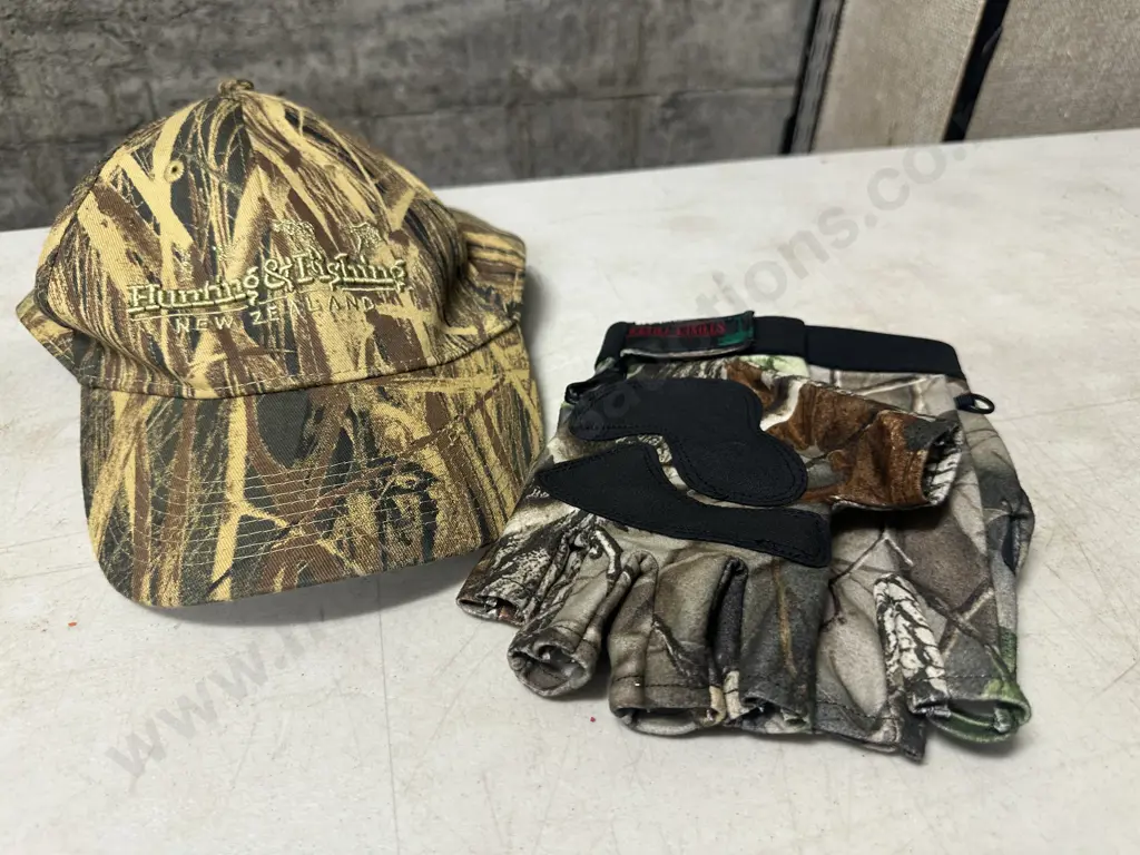 Hunting & Fishing Camouflage Cap & Stoney Creek Fingerless Gloves Image 1++