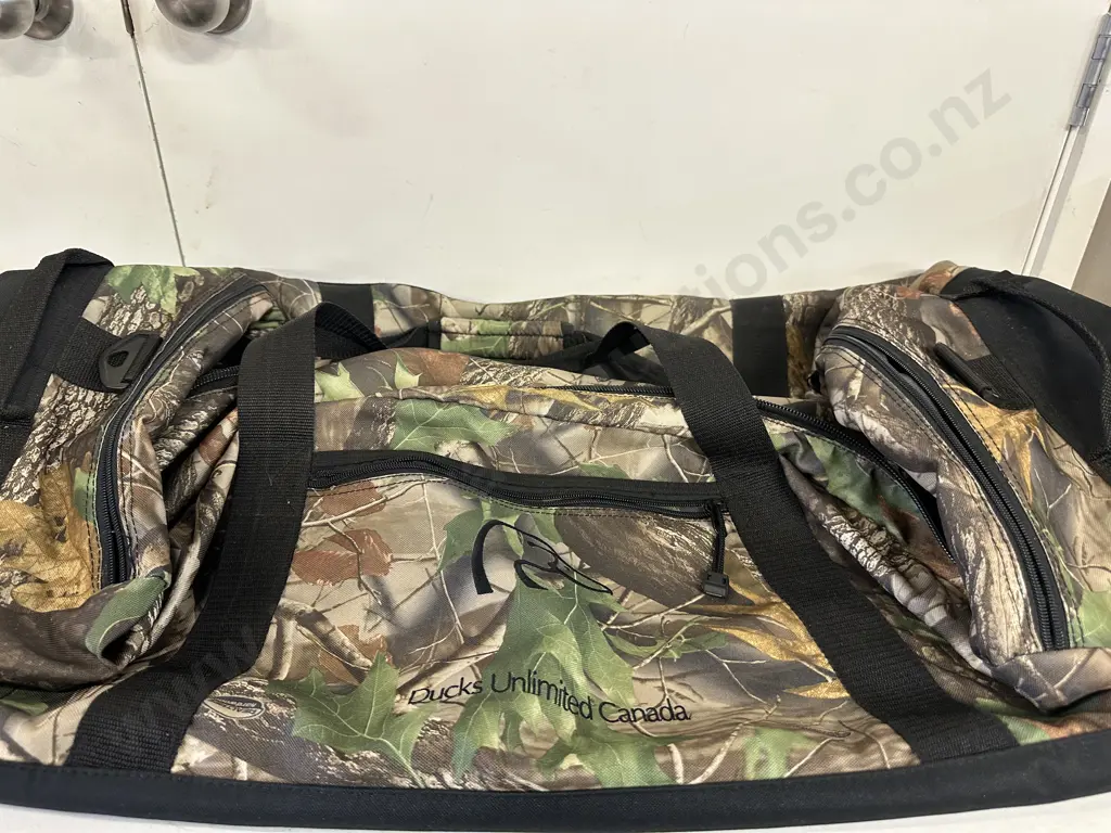 Ducks Unlimited Canada Camo Duffel / Hunting Bag Gear Image 1++