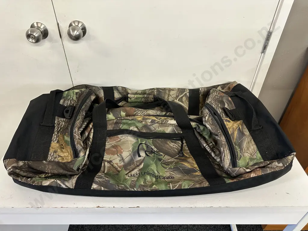 Ducks Unlimited Canada Camo Duffel / Hunting Bag Gear Image 1++