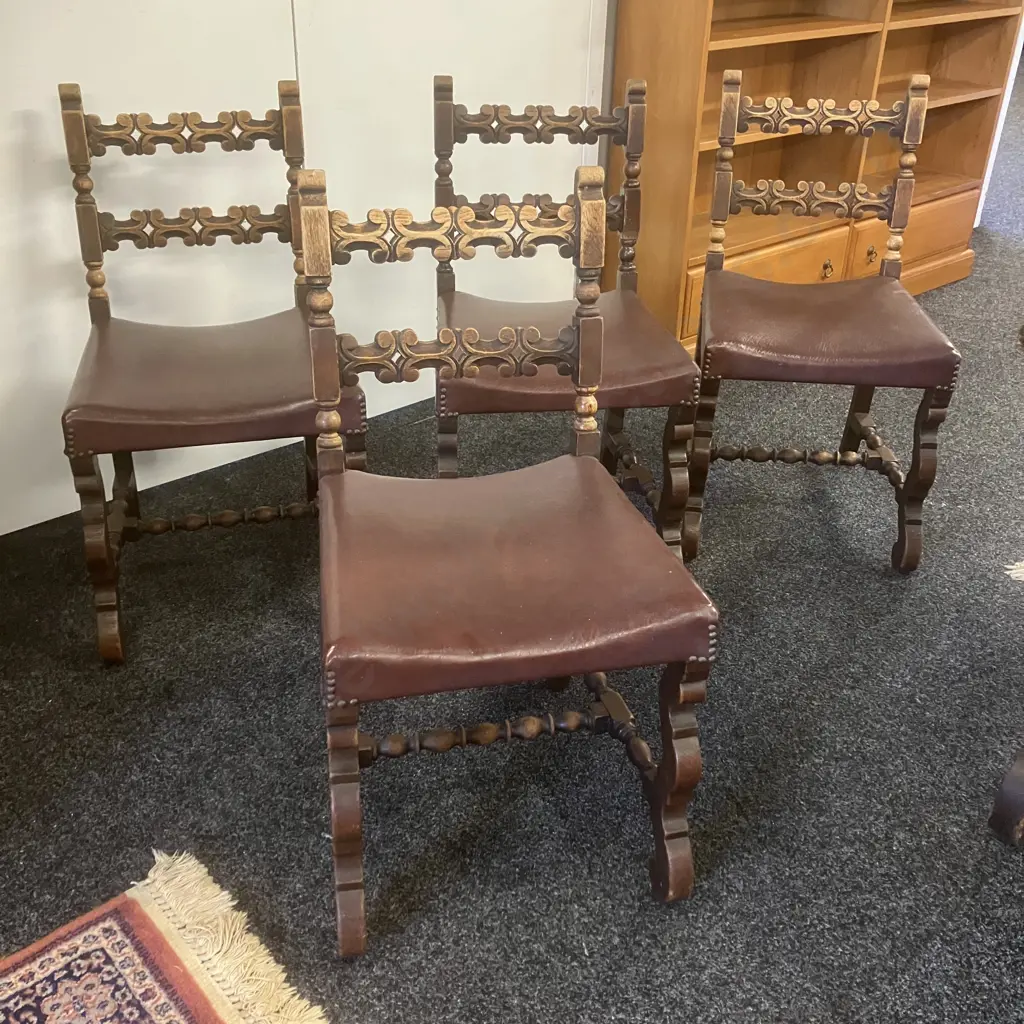 Spanish Antique Oak Draw Leaf Table With 4 Ornate Carved Back / Brown Leather Seat Dining Chairs. H77 W121/181 D83.5cm Image 1++