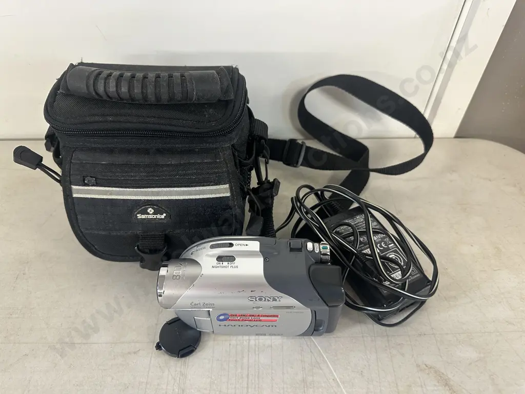 Sony Handycam DCRT-DVD105 Image 1++