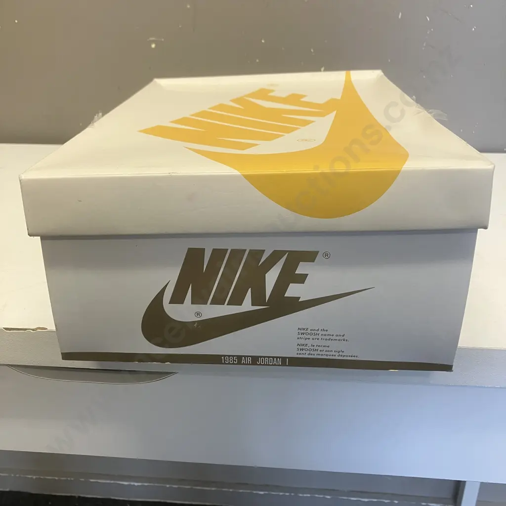 NIKE WMNS Air Jordan 1 White / Metallic Gold - Size US11 Eu 43 Image 1++