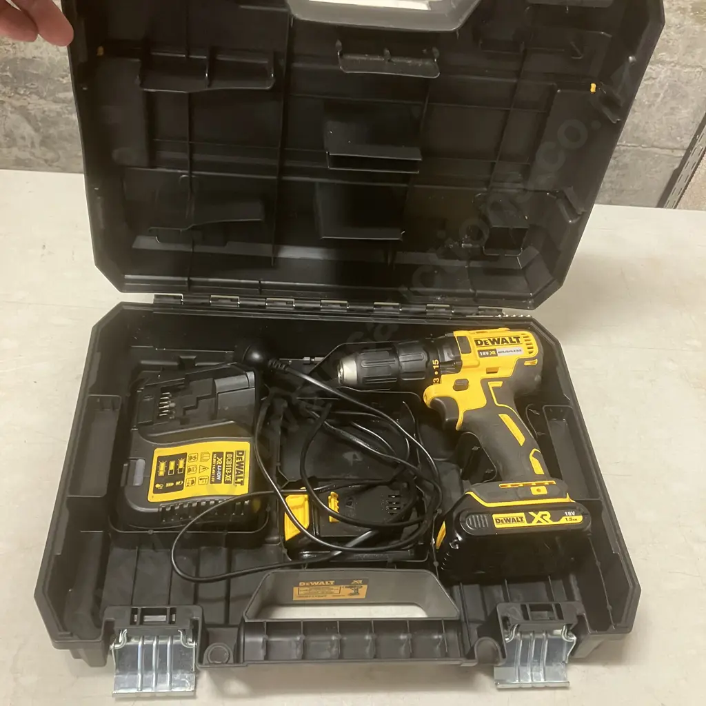 DeWalt DCD777S2T 18V XR Brushless Drill Driver With Pair of 1.5Ah Batteries & Charger In Case Image 1++