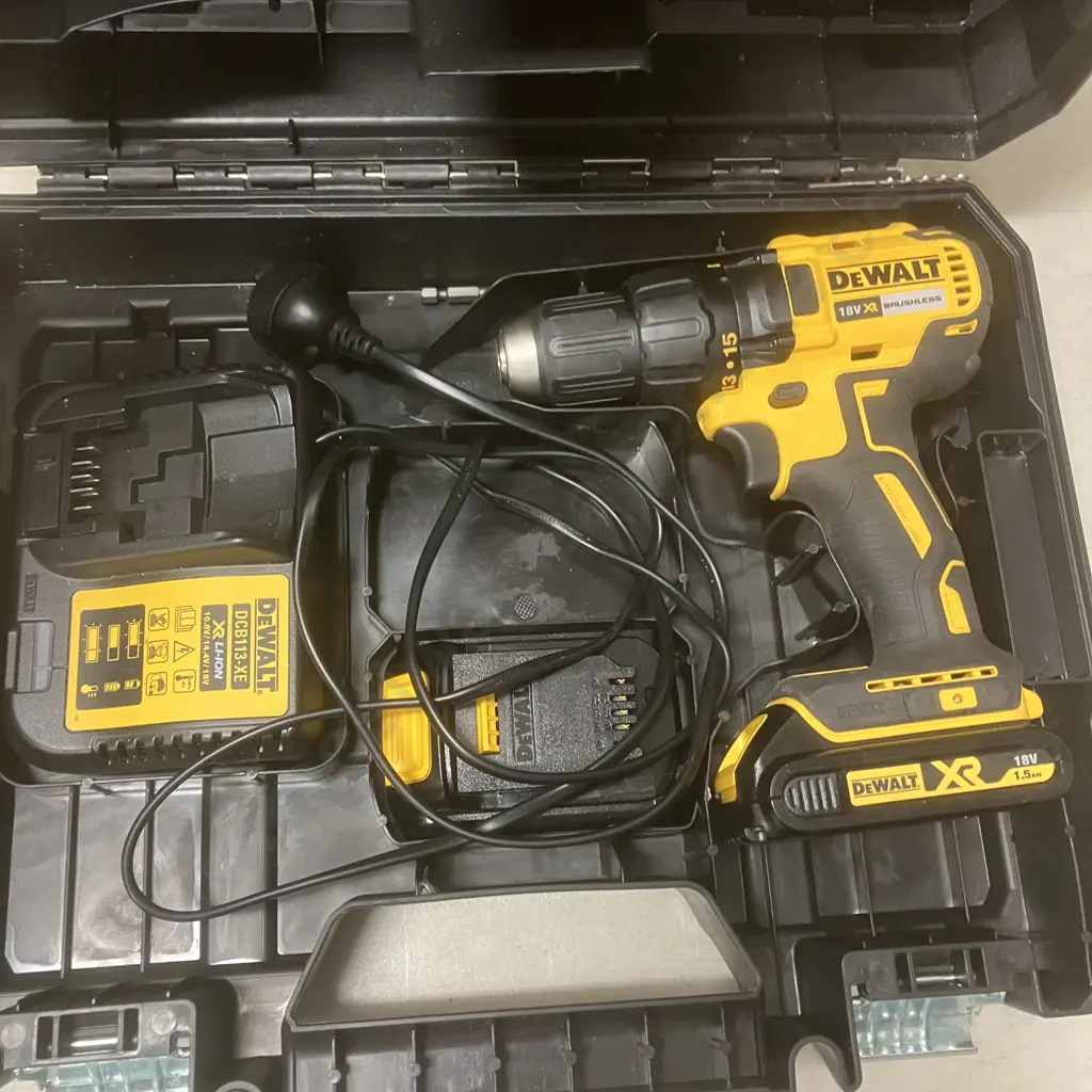 DeWalt DCD777S2T 18V XR Brushless Drill Driver With Pair of 1.5Ah Batteries & Charger In Case Image 1++