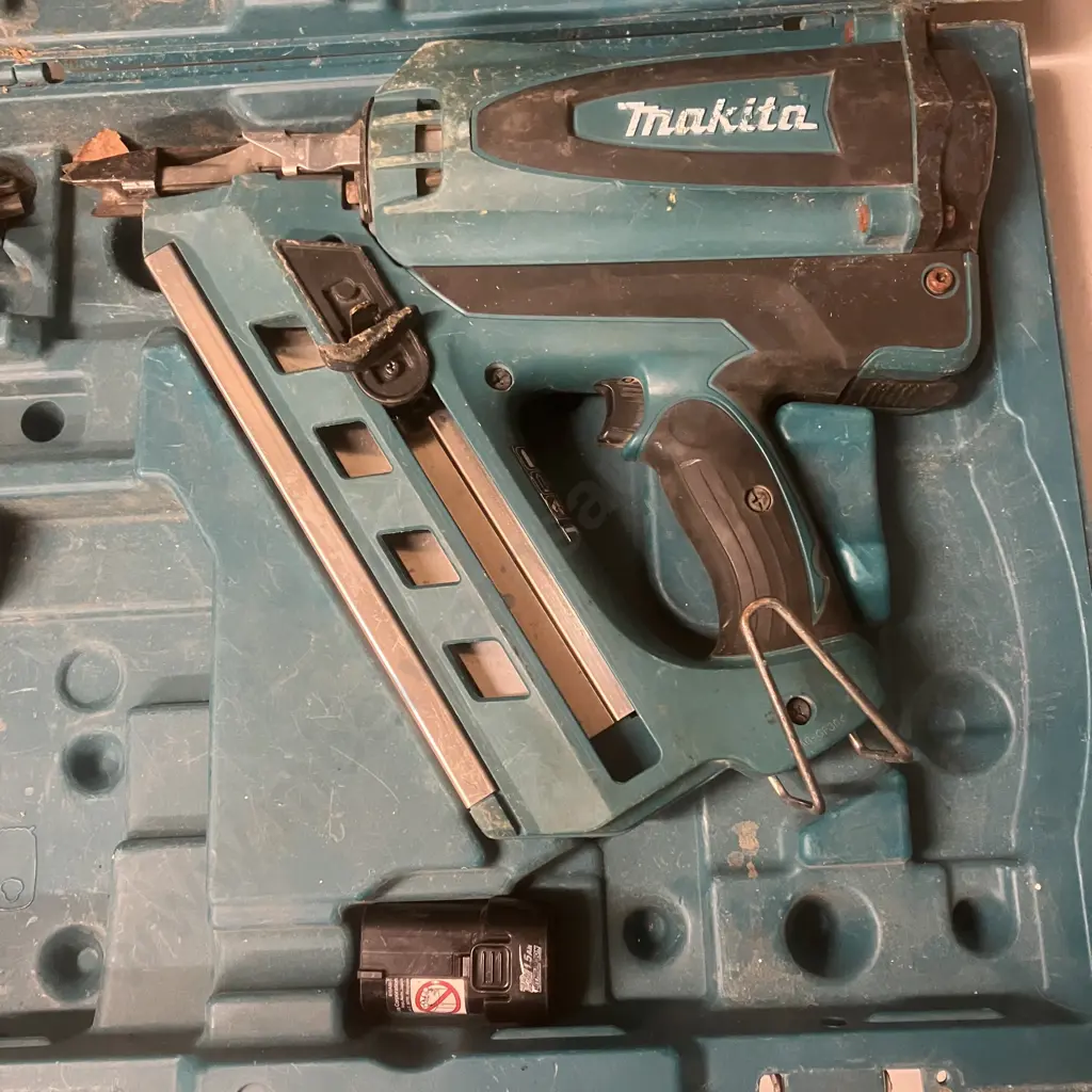 Makita GN900 Gas Framing Nailer With Battery, No Charger, In Case Image 1++