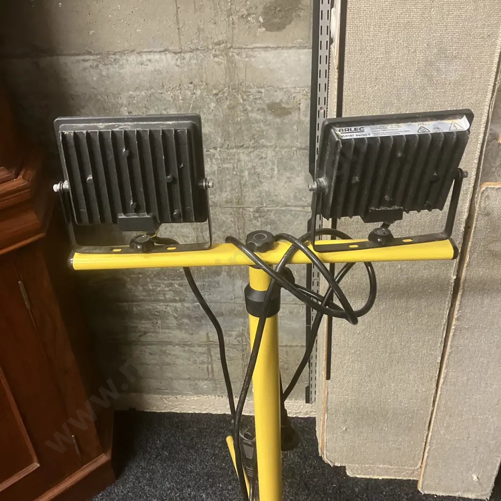 Arlec Series 3 Double Halogen Worklight On Stand Image 1++