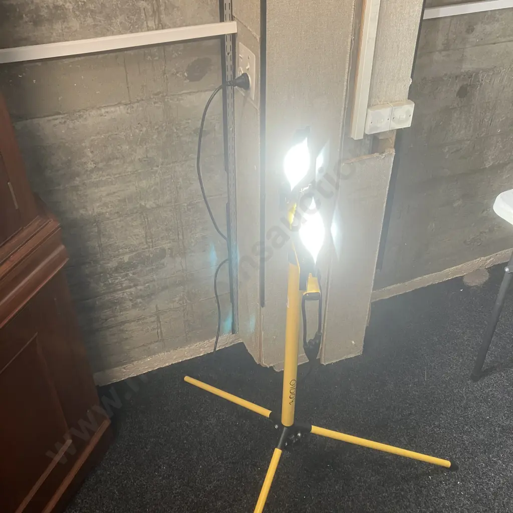 Arlec Series 3 Double Halogen Worklight On Stand Image 1++