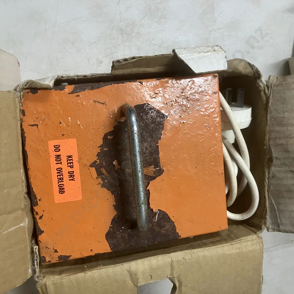 Vintage Universal A-10 1000Watts Voltage Stabilizer. ATC Transformer Image 1++