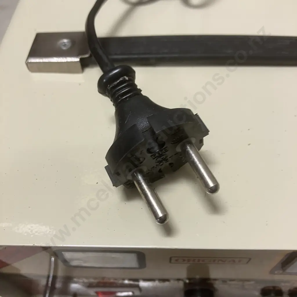 Vintage Universal A-10 1000Watts Voltage Stabilizer. ATC Transformer Image 1++