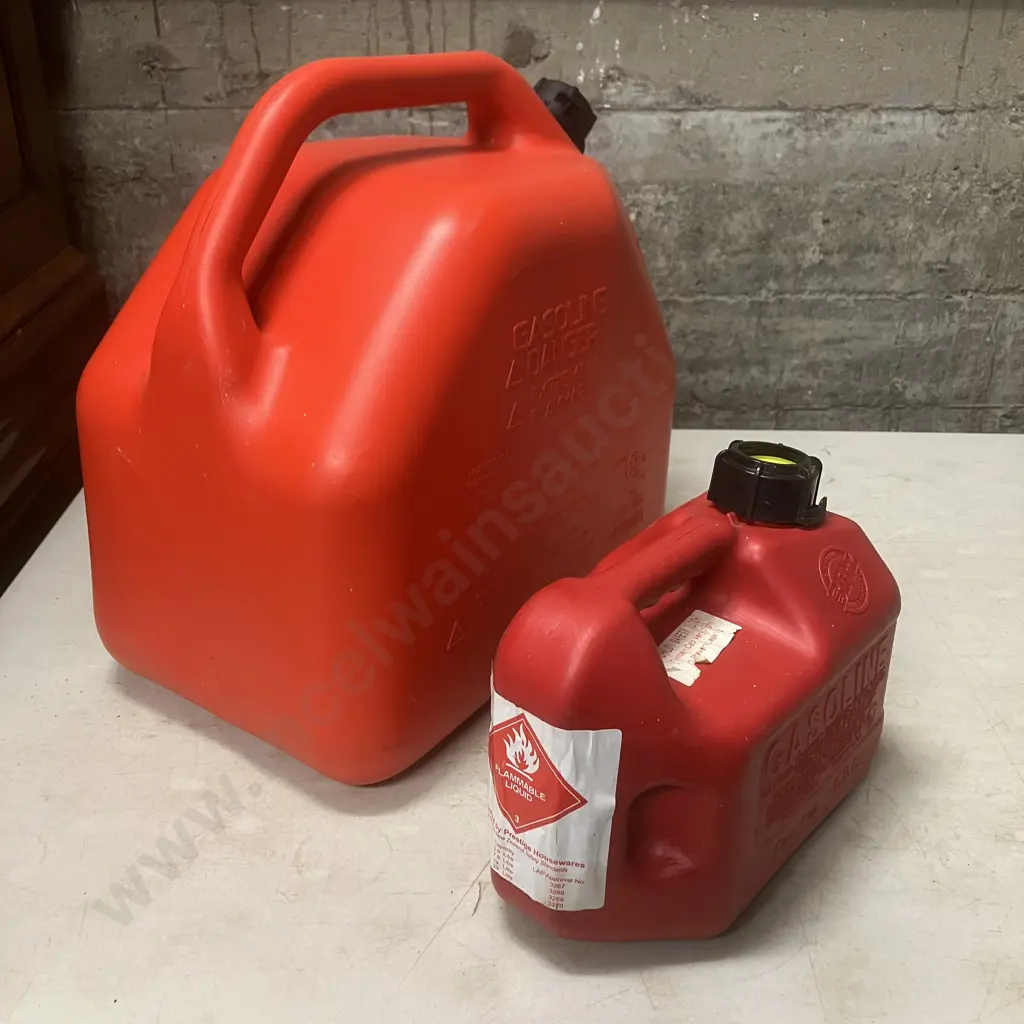 Red Plastic 20L Gas Can & 3.9L Gas Can (Needs Top) Image 1++