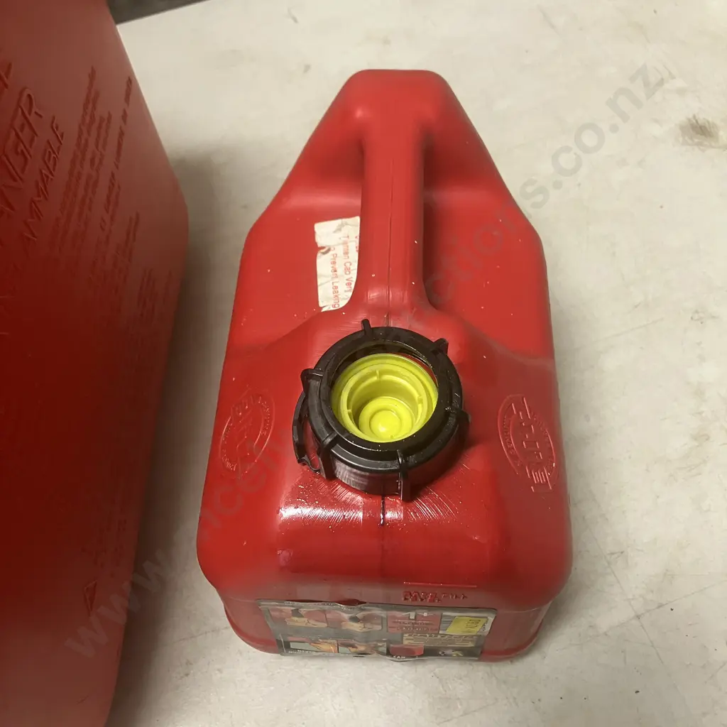 Red Plastic 20L Gas Can & 3.9L Gas Can (Needs Top) Image 1++