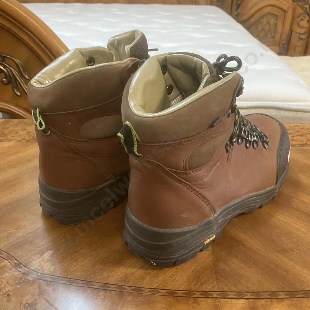 Kathmandu Tiber Waterproof Hiking Boots Chestnut / Icon Green Size UK9 Image 1++