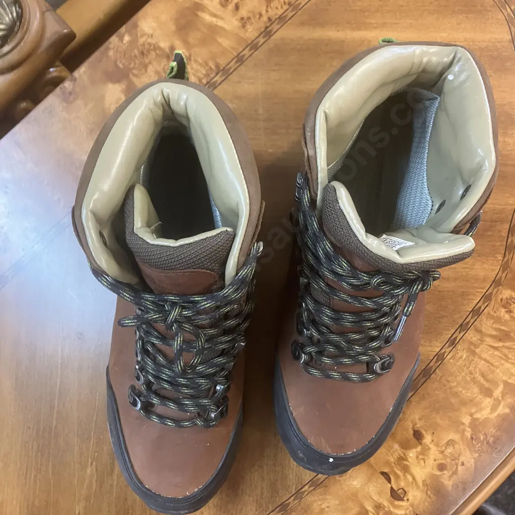 Kathmandu Tiber Waterproof Hiking Boots Chestnut / Icon Green Size UK9 Image 1++