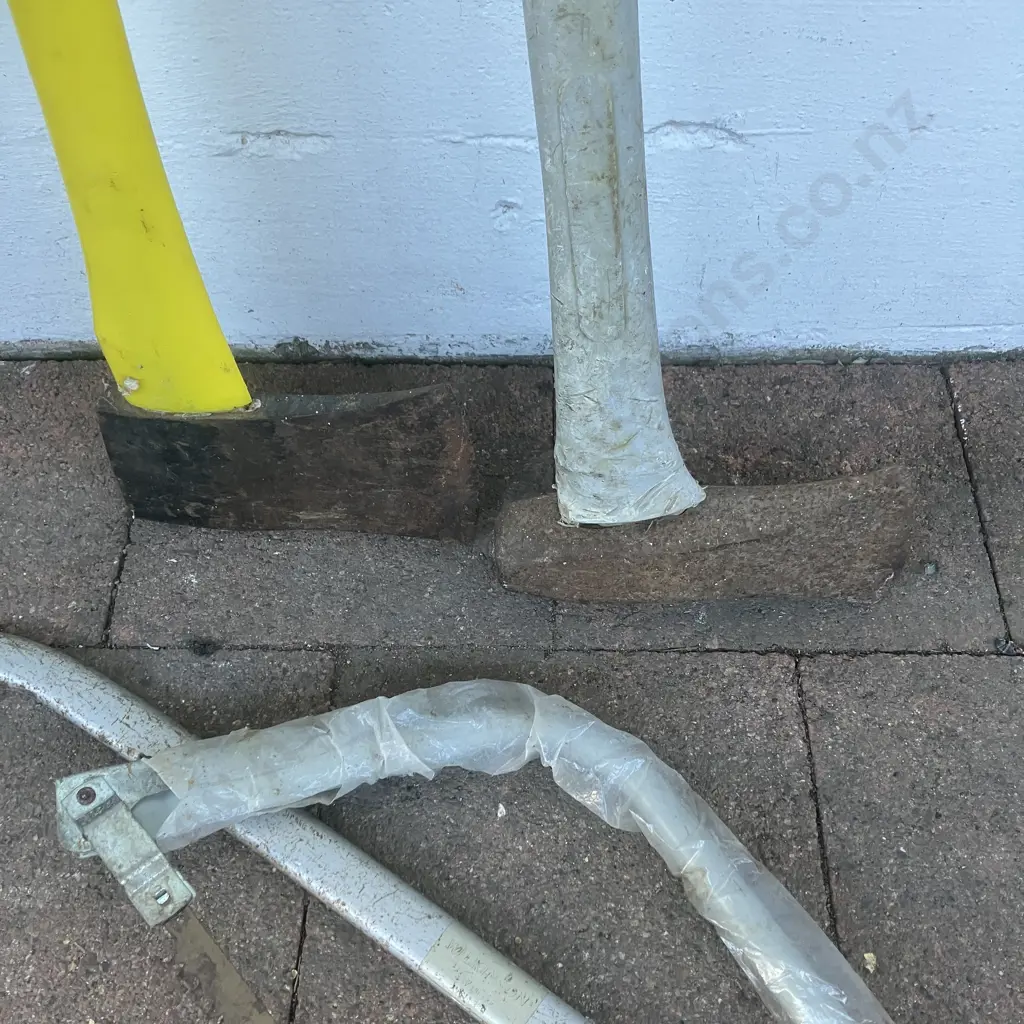 Axe & Splitting Maul With 2 Bow Saws Image 1++