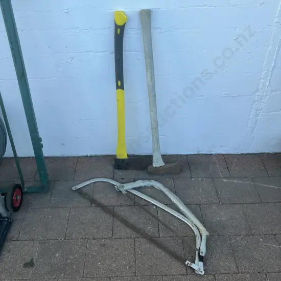 Axe & Splitting Maul With 2 Bow Saws