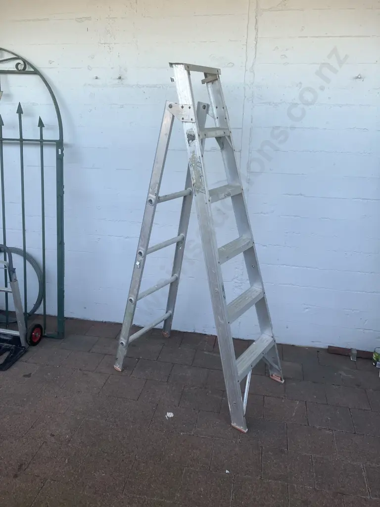 Aluminium Ladder 1.8 - 3.2m Image 1++