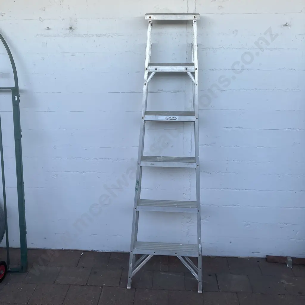 Aluminium Ladder 1.8 - 3.2m Image 1++