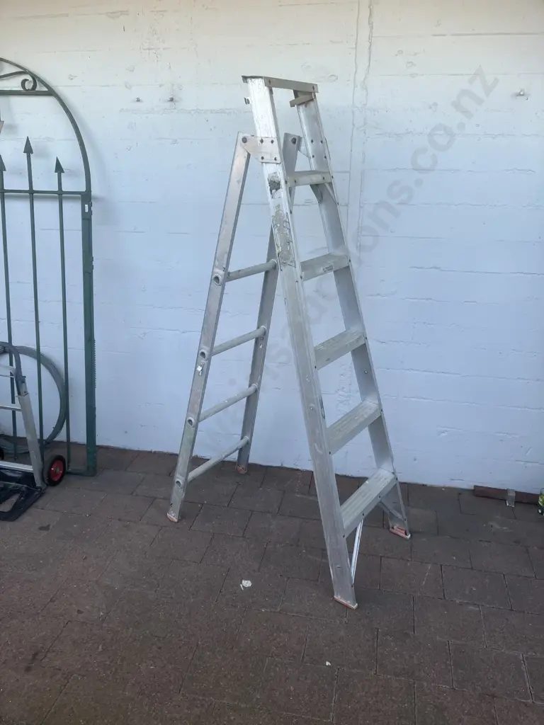 Aluminium Ladder 1.8 - 3.2m Image 1++