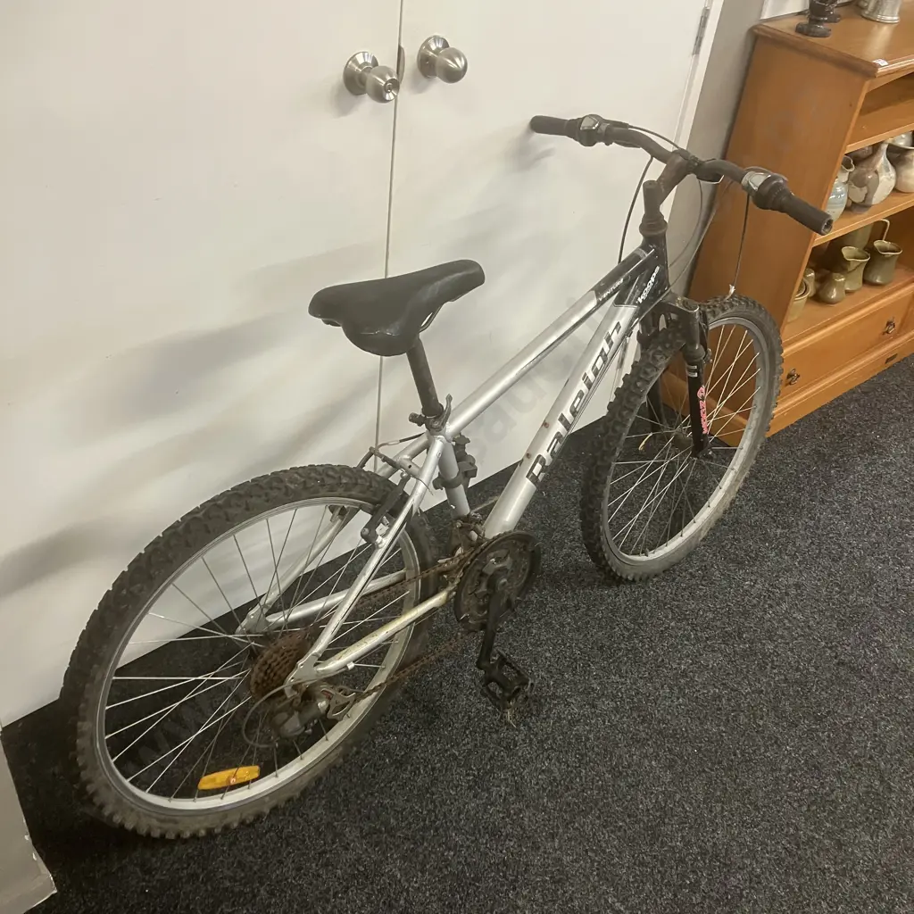 Silver & Black Colour Raleigh Venture Bicycle Image 1++