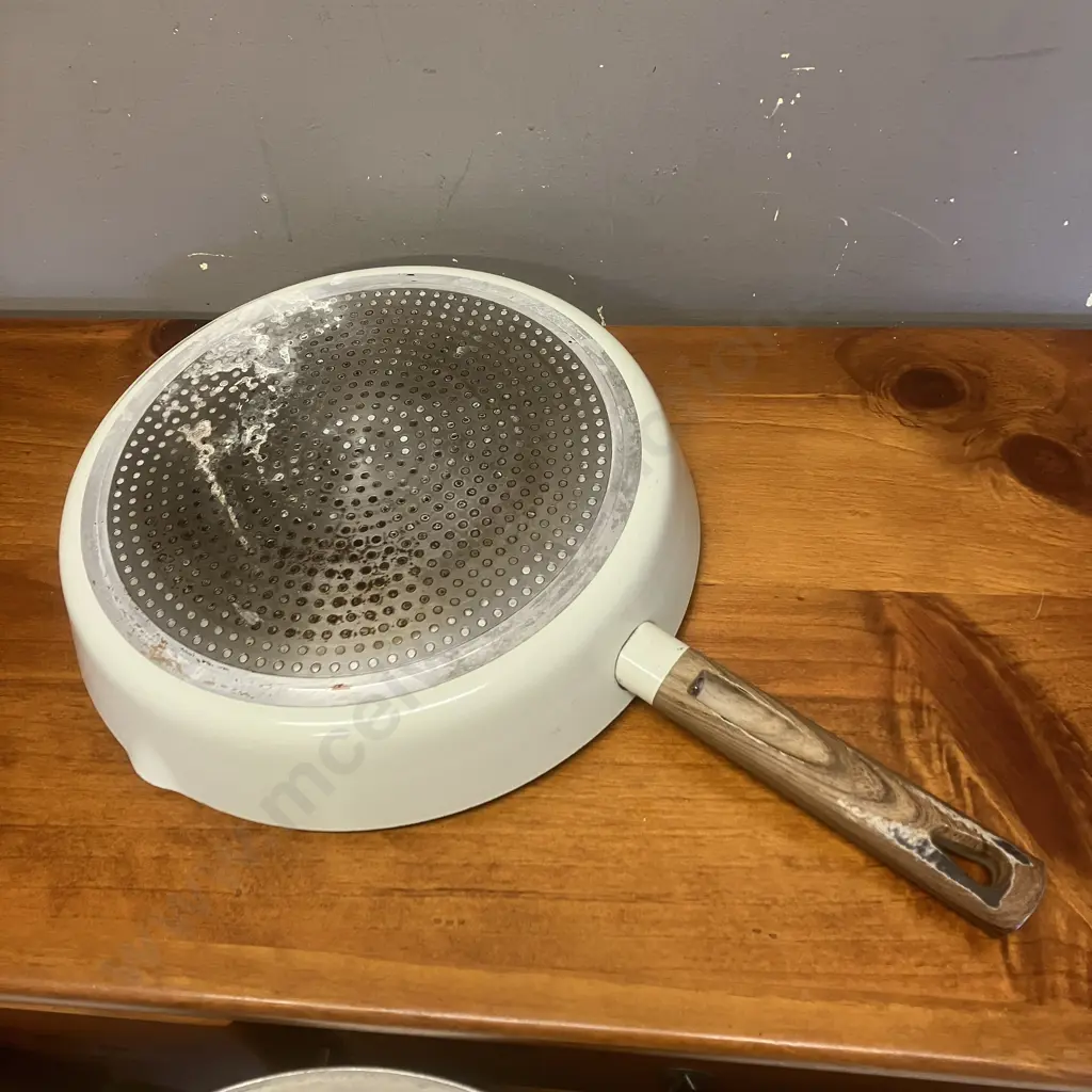 Vintage Aluminum Stockpots, 35.5cm Paella Dish & 35.5cm Wooden Handled Frypan Image 1++