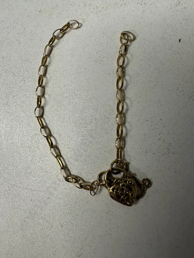 Stamped 375 Gold Bracelet With Heart Clasp (Broken) Image 1++