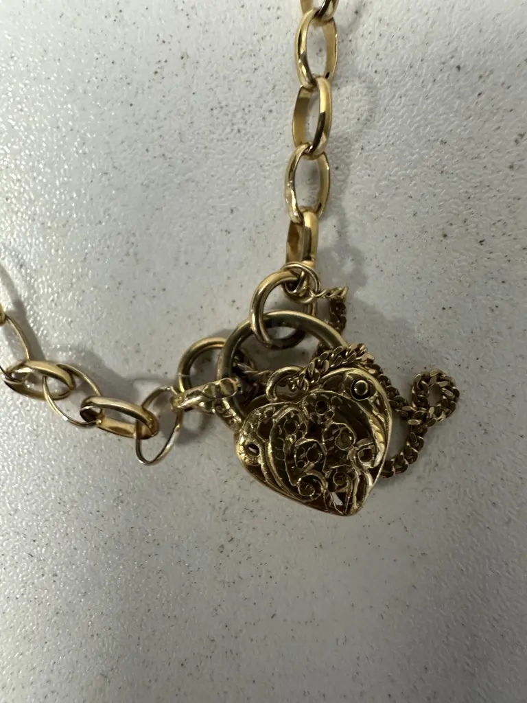 Stamped 375 Gold Bracelet With Heart Clasp (Broken) Image 1++