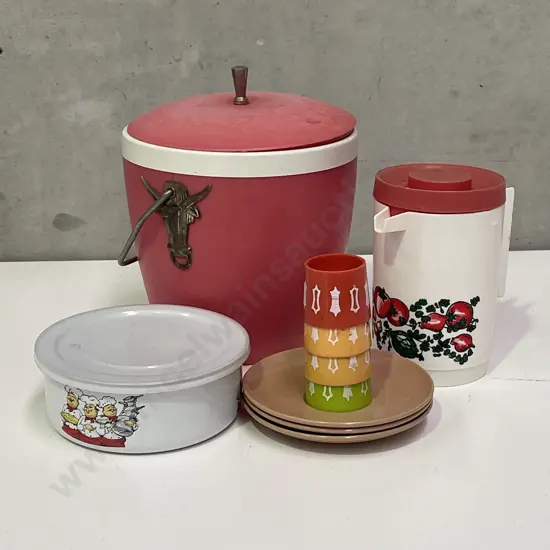 Assorted Vintage Retro Plastic Ware