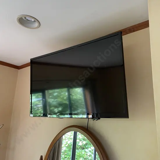 Sony TV with Wall Bracket - Model KDL-32R400A with Remote