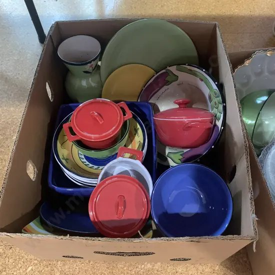 Box of assorted pottery