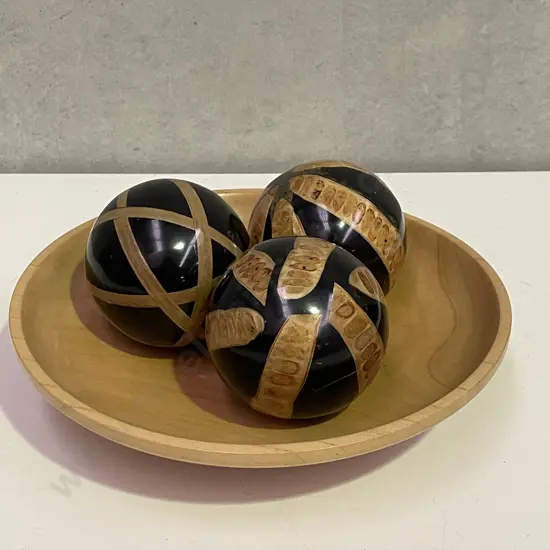 Claret Ash Wooden Bowl with 3 Decorative Balls