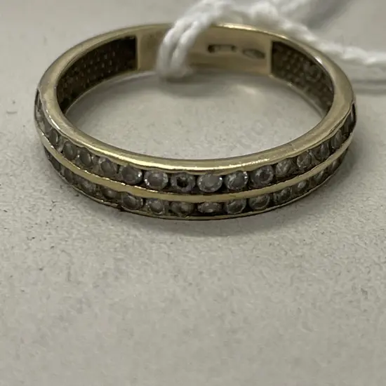 18CT Hallmarked Gold and Diamond Ring. Stamped 750