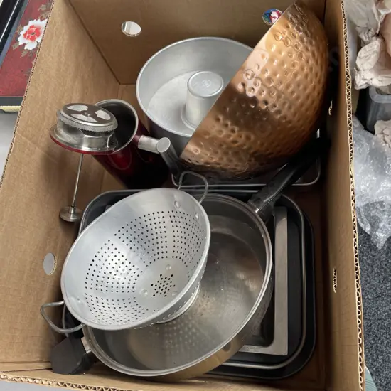 Box lot of assorted ovenware etc